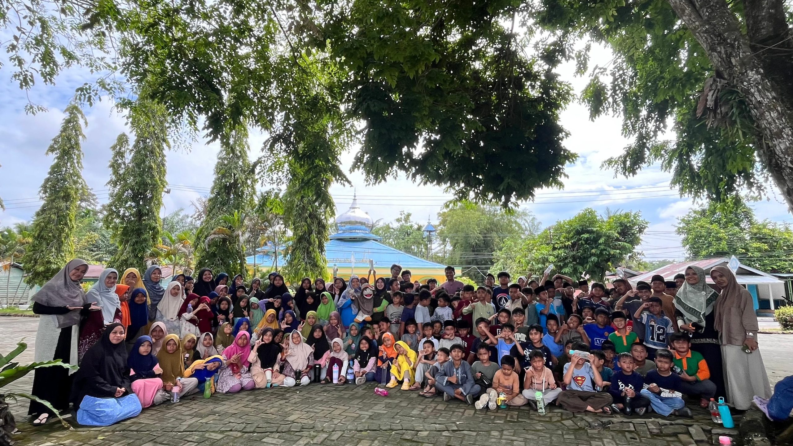 seluruh siswa dan para fasil memperingati Hari Bumi dengan berbagai agenda.